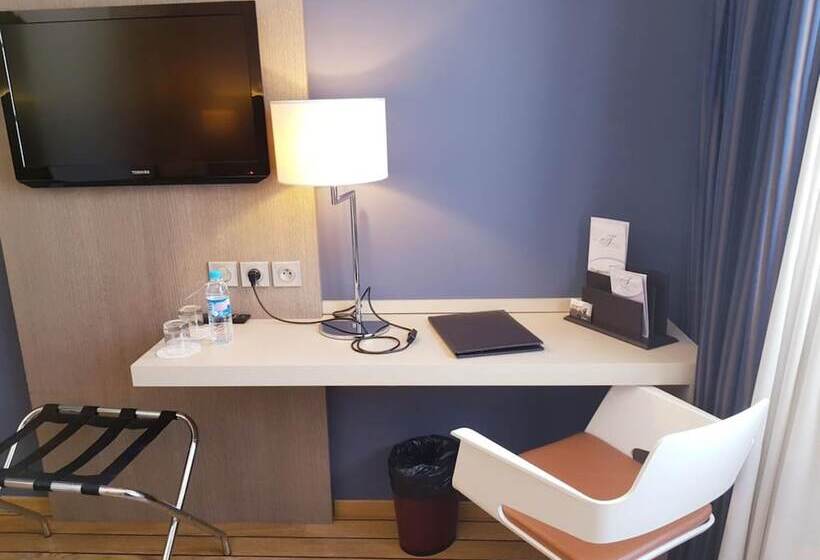 ホテル Logis Hôtel Les Tuileries