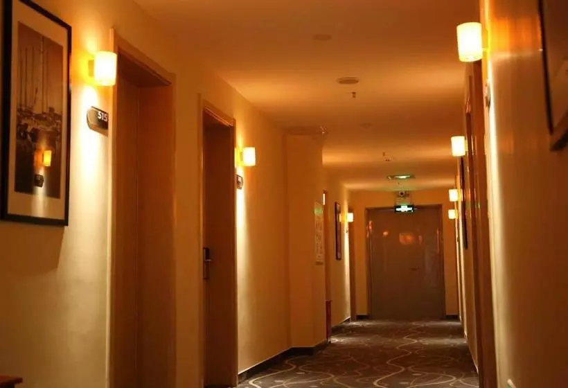 Hotelli 7 Days Premium Shijiazhuang Railway Station Branch