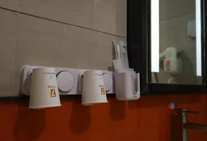 Hotelli 7 Days Premium Shijiazhuang Railway Station Branch