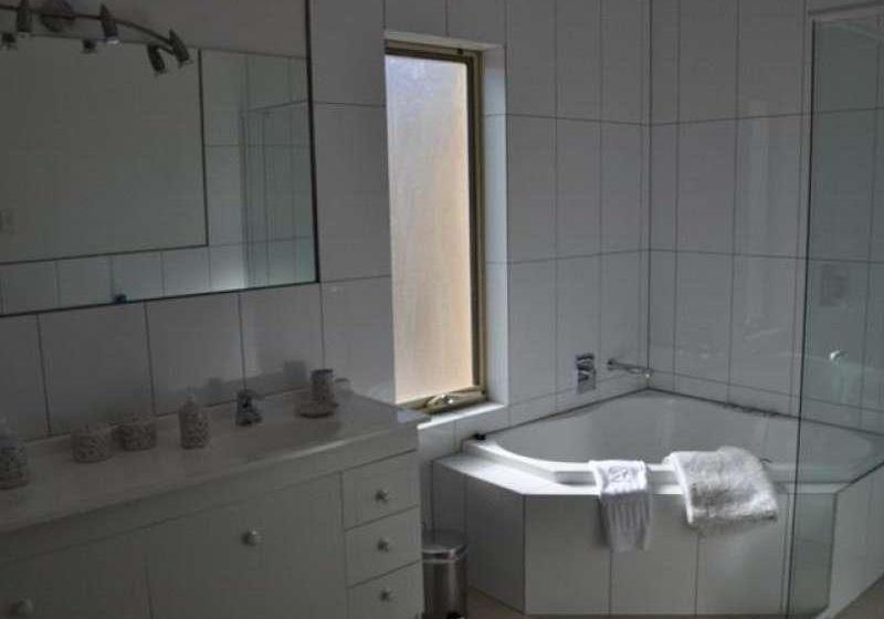 Отель Lambert Estate Retreat