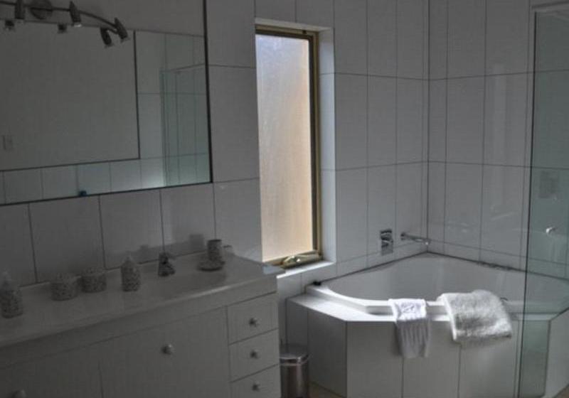 Отель Lambert Estate Retreat