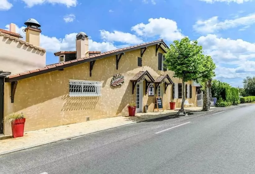 Отель Aux Tauzins