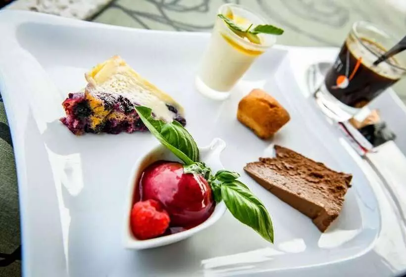 Отель Aux Tauzins