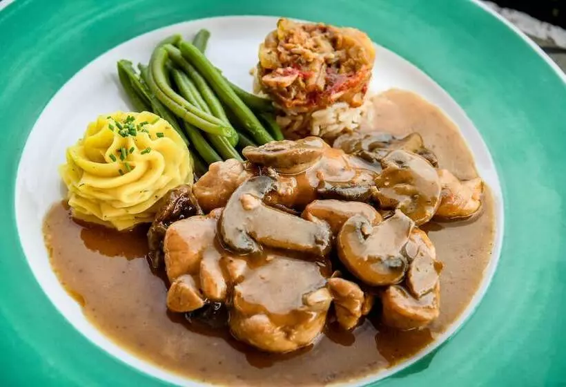 Отель Aux Tauzins