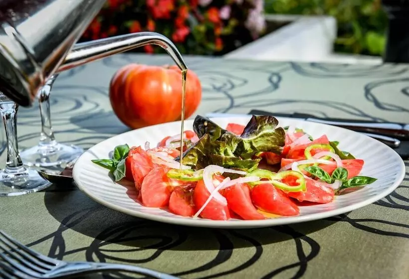 Отель Aux Tauzins