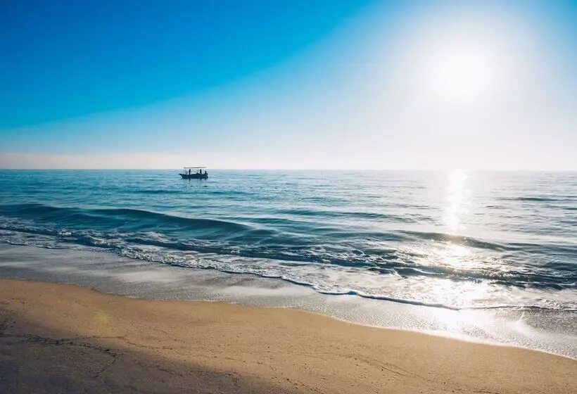 Отель Iberostar Waves Averroes