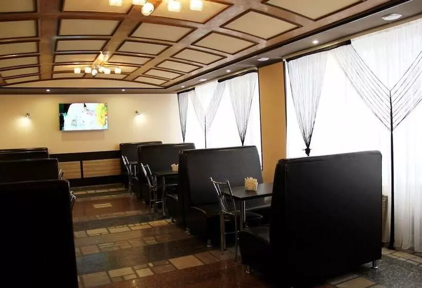 Oasis Hotel   Hostel