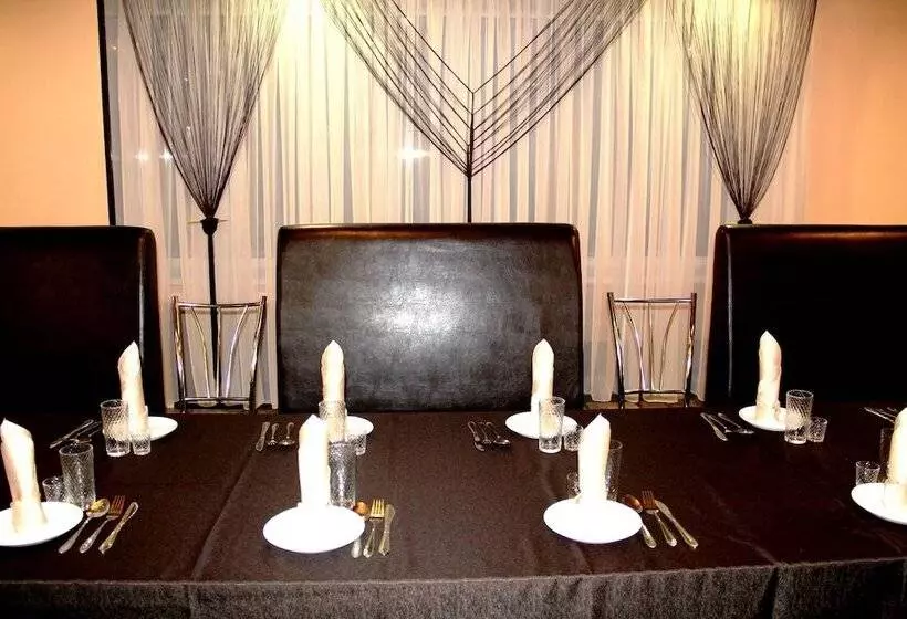 Oasis Hotel   Hostel