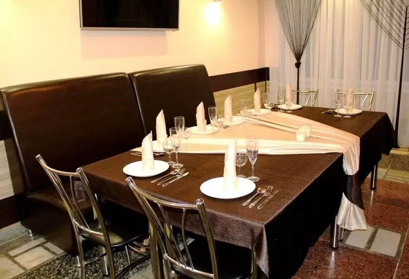 Oasis Hotel   Hostel