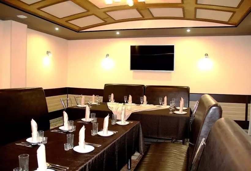 Oasis Hotel   Hostel