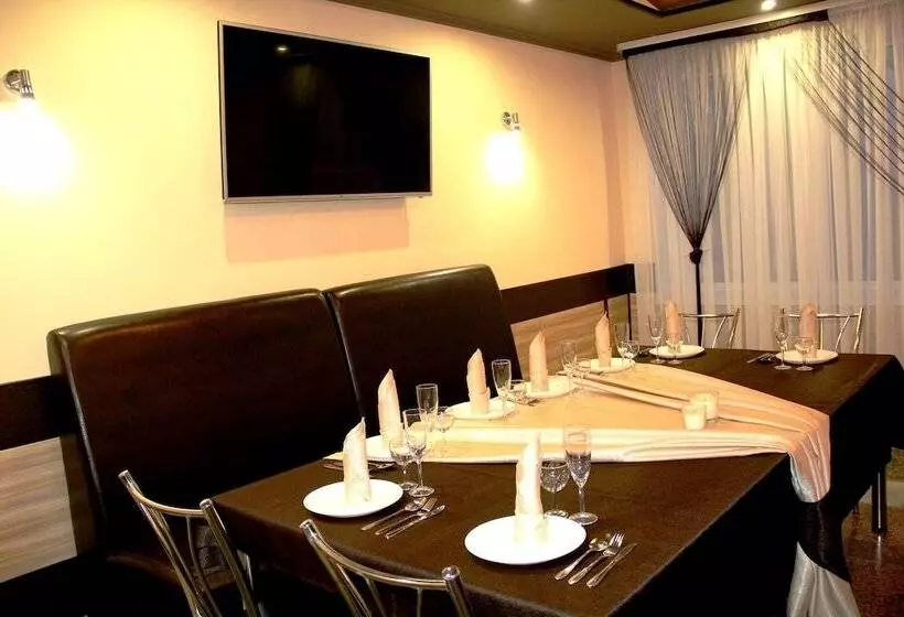 Oasis Hotel   Hostel