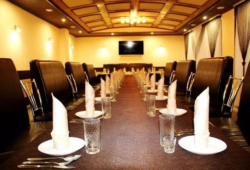 Oasis Hotel   Hostel