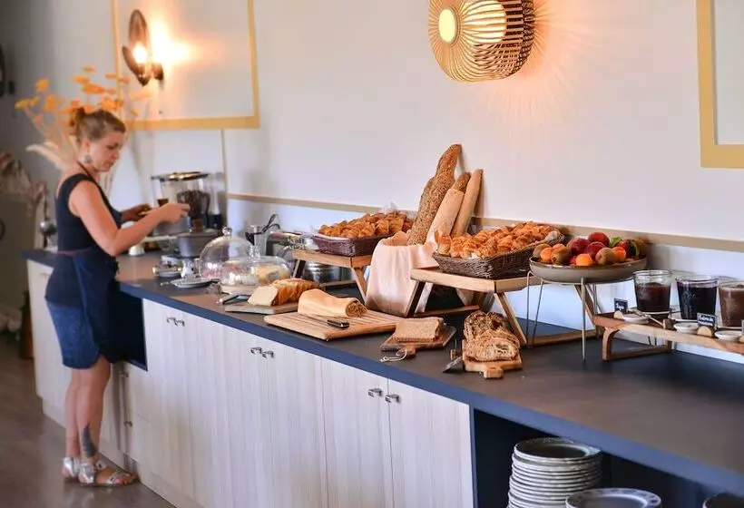 酒店 Logis Hôtel Restaurant Le Chêne Vert