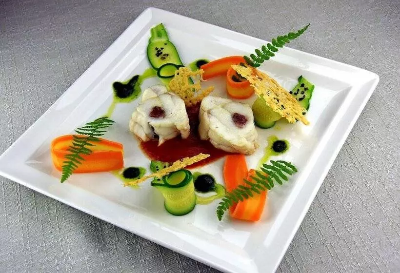 酒店 Logis Hôtel Restaurant Le Chêne Vert