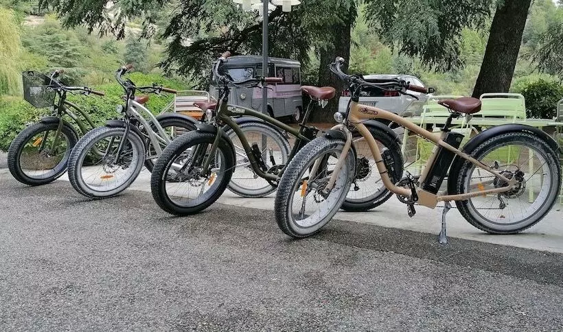 酒店 Logis Hôtel Restaurant Le Chêne Vert