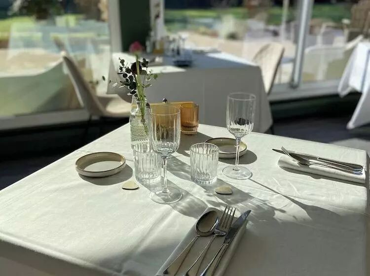 Отель Logis Hôtel & Restaurant Le Relais De Montigny