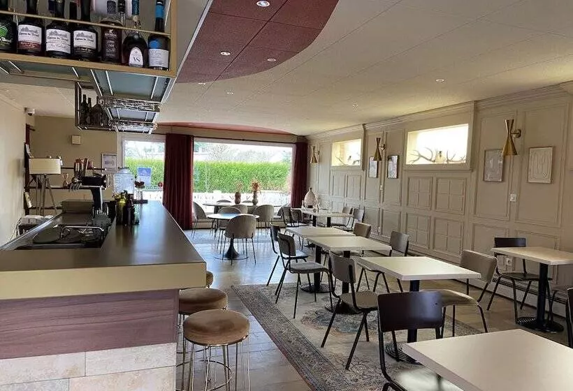 Отель Logis Hôtel & Restaurant Le Relais De Montigny