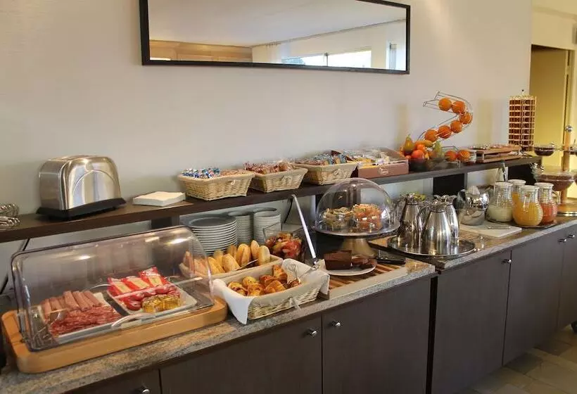 Отель Logis Hôtel & Restaurant Le Relais De Montigny