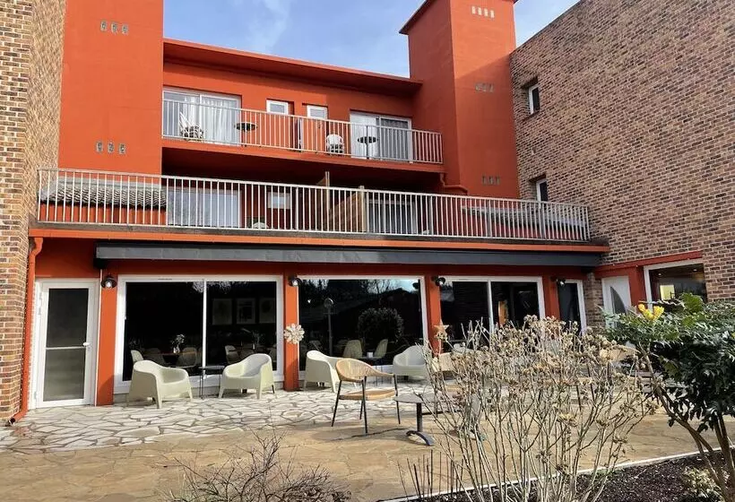 Отель Logis Hôtel & Restaurant Le Relais De Montigny