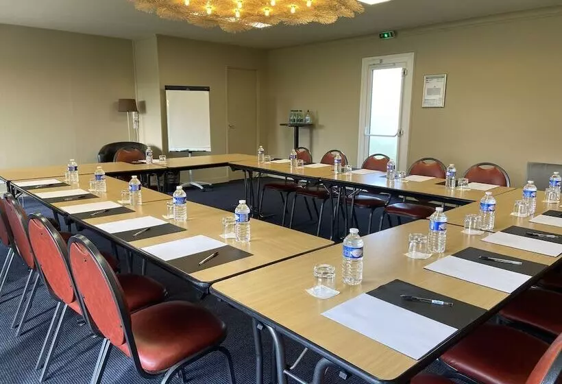 Отель Logis Hôtel & Restaurant Le Relais De Montigny