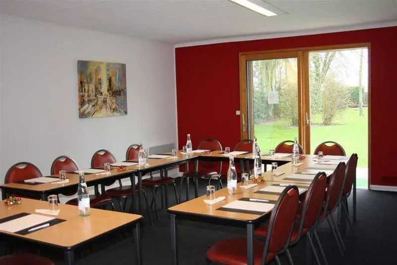 Отель Logis Hôtel & Restaurant Le Relais De Montigny