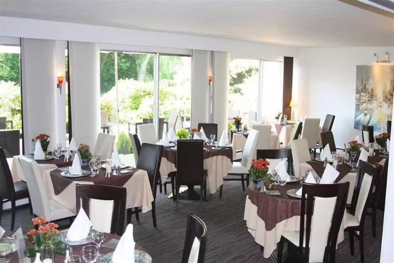 Отель Logis Hôtel & Restaurant Le Relais De Montigny