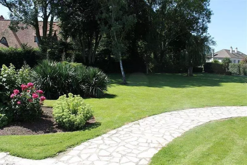 Отель Logis Hôtel & Restaurant Le Relais De Montigny