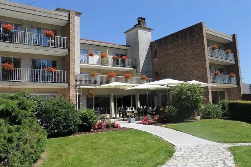 Отель Logis Hôtel & Restaurant Le Relais De Montigny