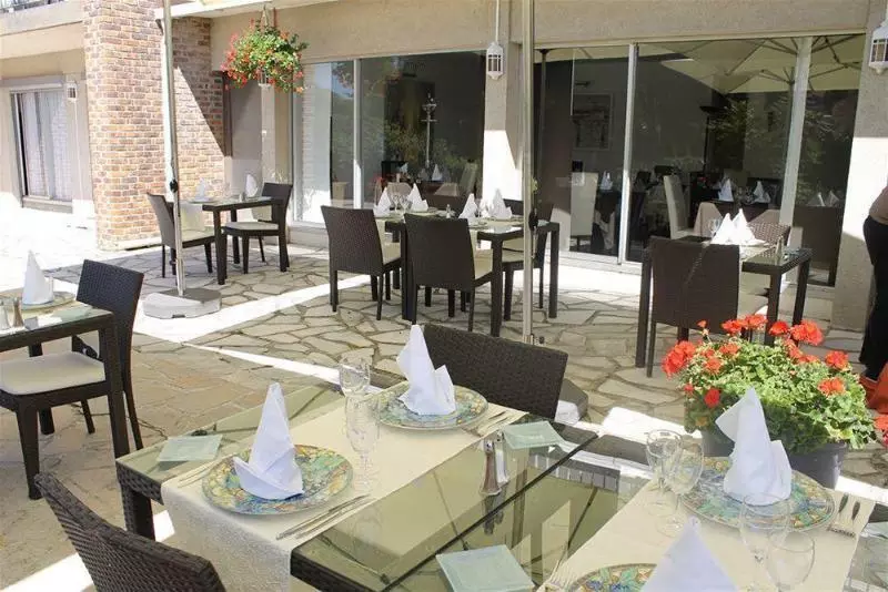 Отель Logis Hôtel & Restaurant Le Relais De Montigny