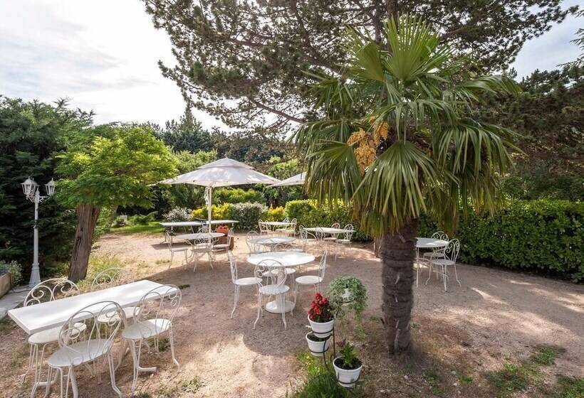 Отель Lou Pèbre D Aï