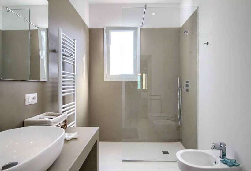 Deluxe Tangerine Court