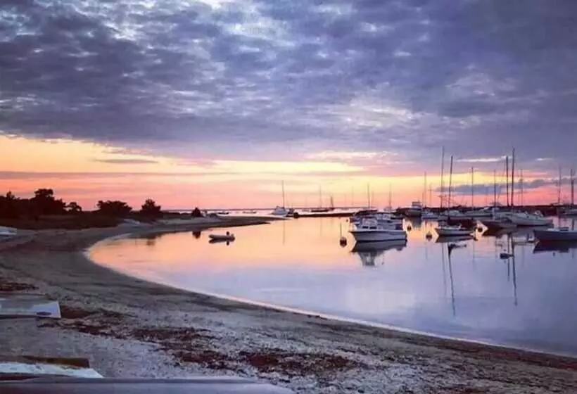 Hostelli The Attleboro House