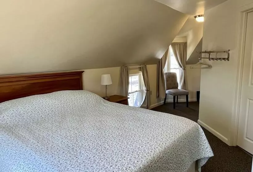 Hostelli The Attleboro House