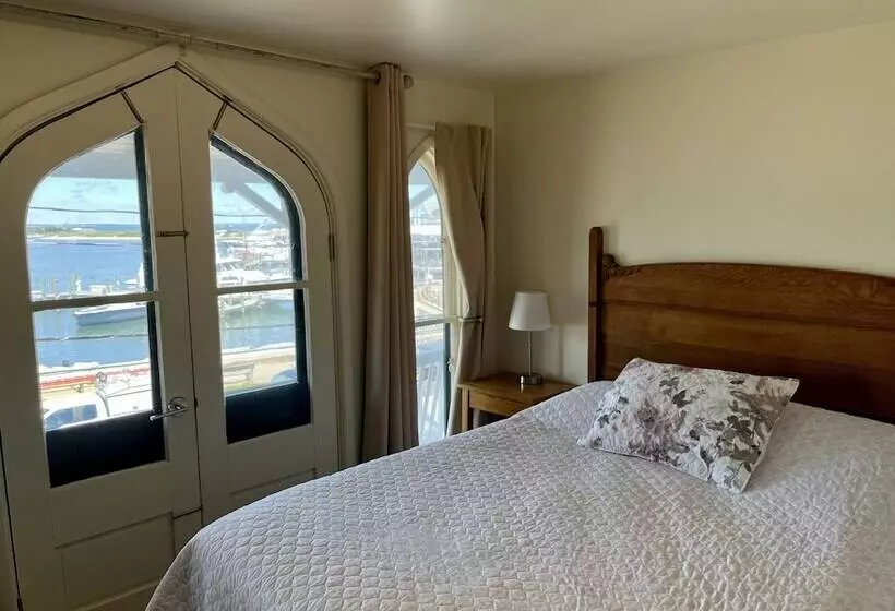 Hostelli The Attleboro House