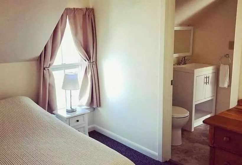 Hostelli The Attleboro House