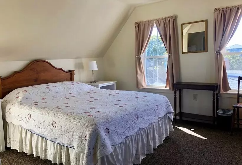 Hostelli The Attleboro House