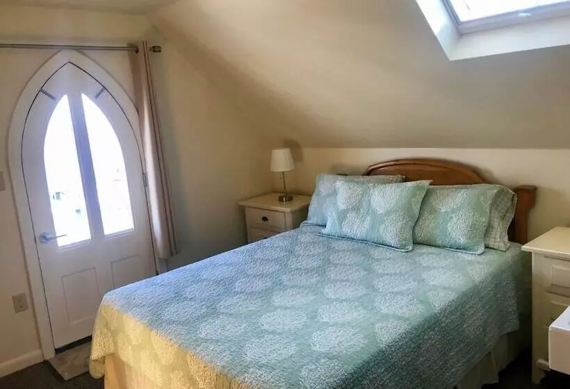 Hostelli The Attleboro House