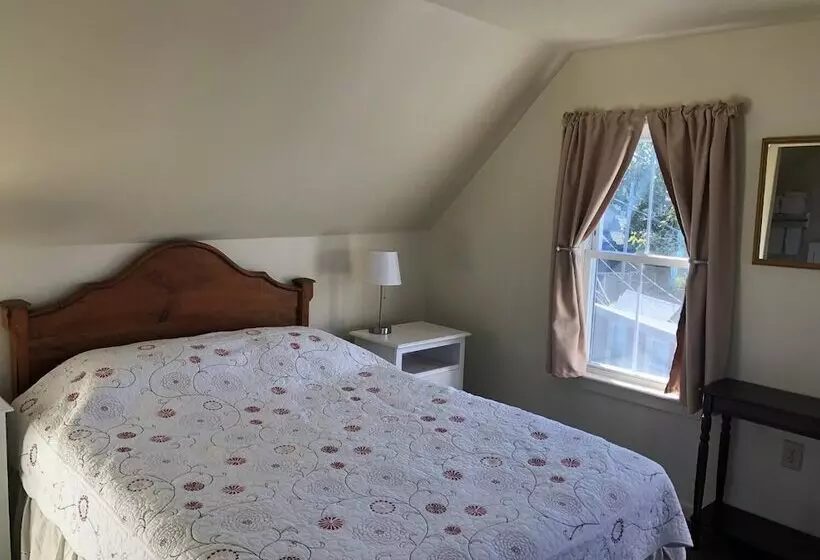 Hostelli The Attleboro House