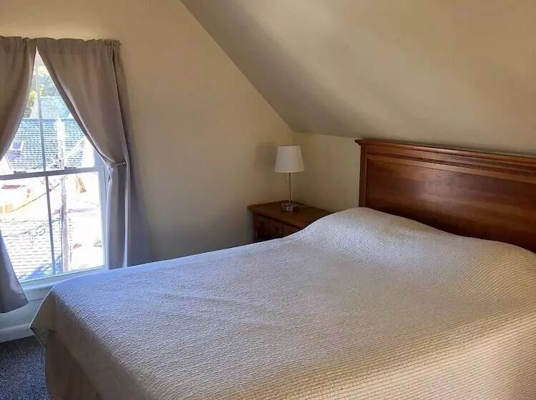 Hostelli The Attleboro House