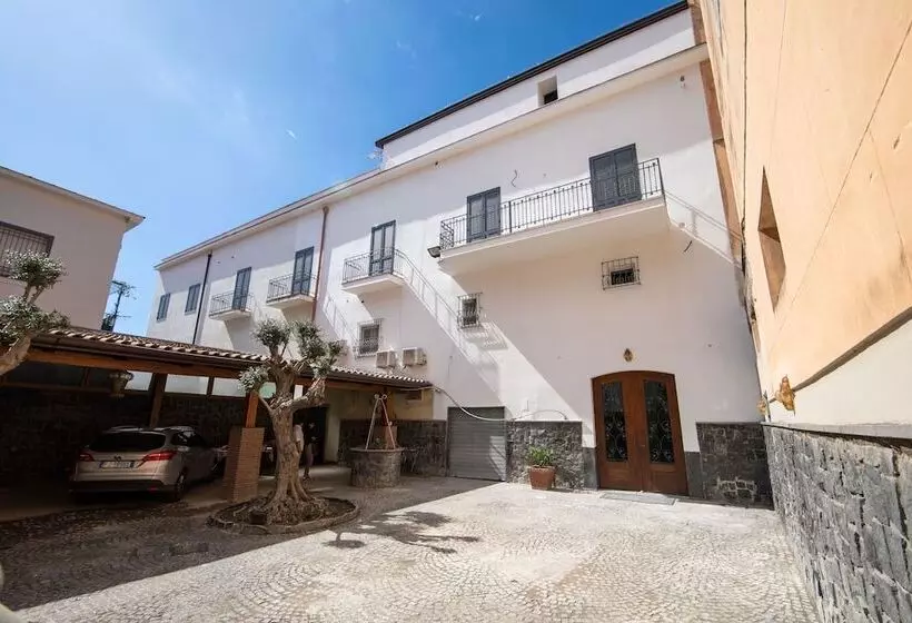 Aamiaismajoitus (B&B) Palazzo Caracciolo Del Sole