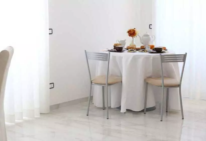 Aamiaismajoitus (B&B) Palazzo Caracciolo Del Sole