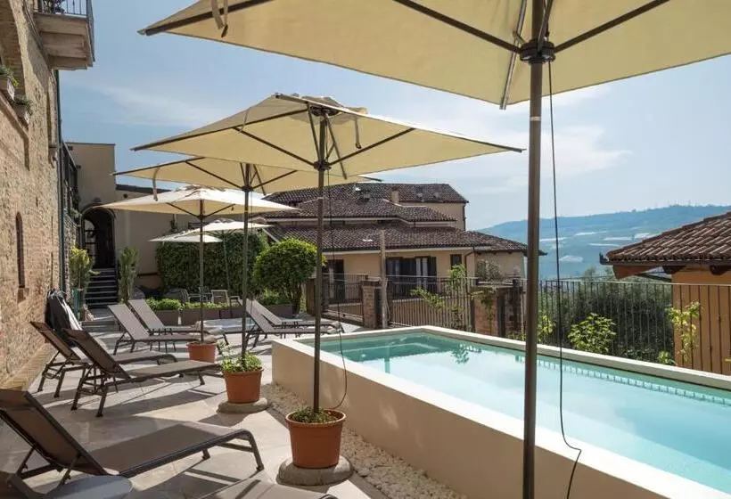 בית מלון כפרי Le Torri   Castiglione Falletto