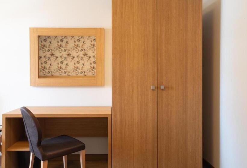 Отель Le Torri Castiglione Falletto