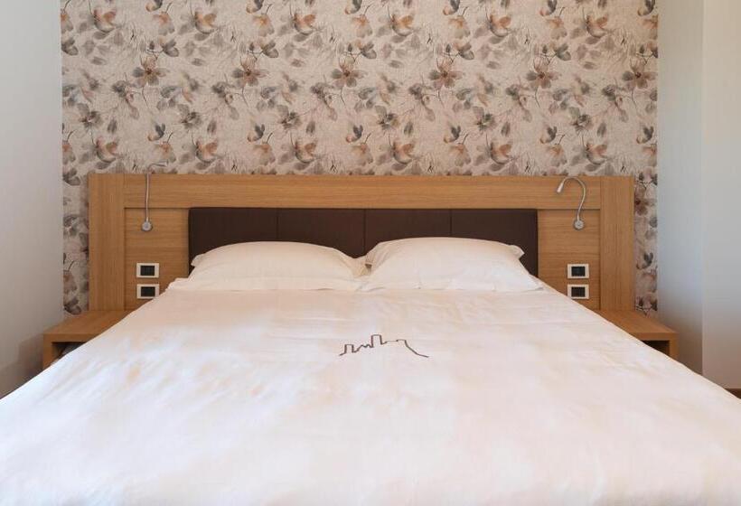 Отель Le Torri Castiglione Falletto