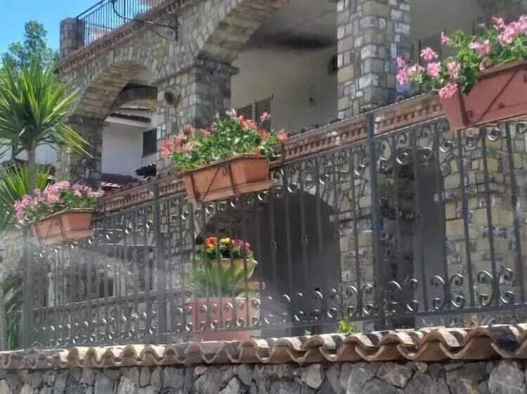 تختخواب و صبحانه Ruben Holiday