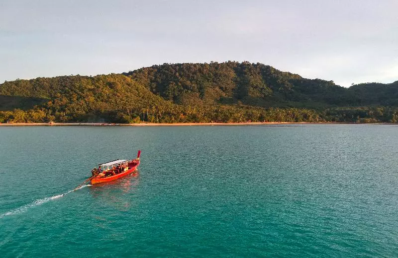 호텔 Baan Mai Beachfront Phuket Lone Island