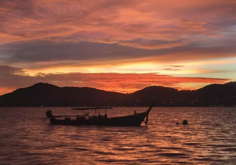 호텔 Baan Mai Beachfront Phuket Lone Island