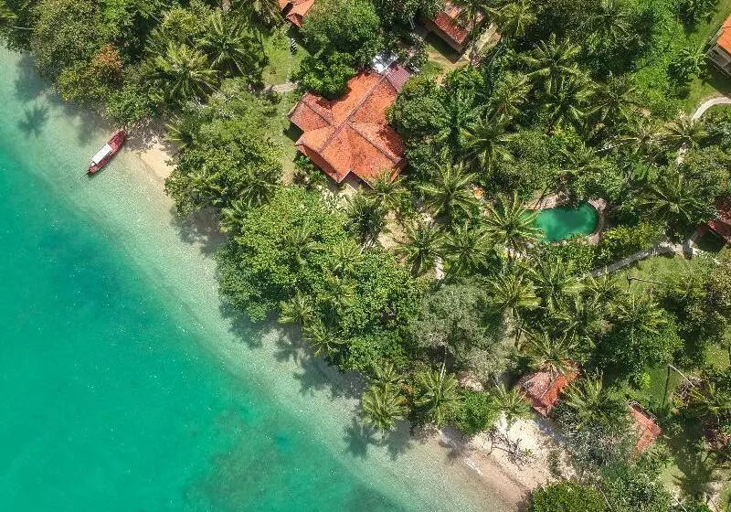 호텔 Baan Mai Beachfront Phuket Lone Island