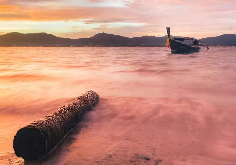 호텔 Baan Mai Beachfront Phuket Lone Island