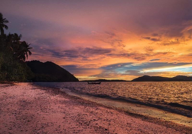 Hotel Baan Mai Beachfront Phuket Lone Island